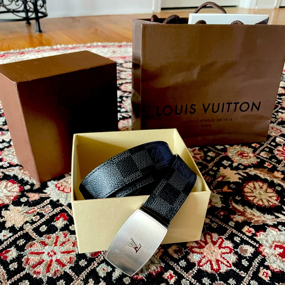 Louis Vuitton reversible belt. Size 34-85. Comes with box and bag.